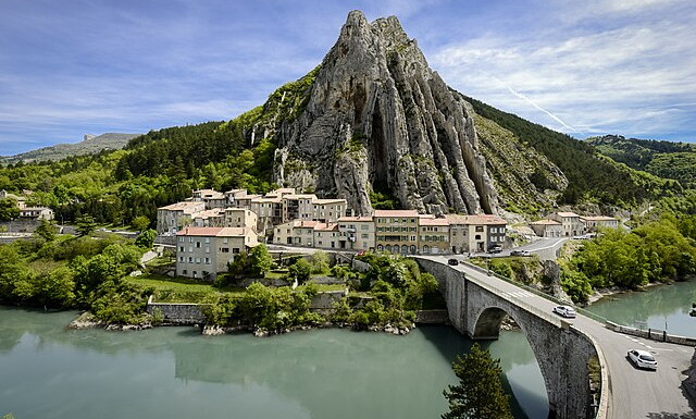 Vue_depuis_la_citadelle_de_Sisteron_01.jpg